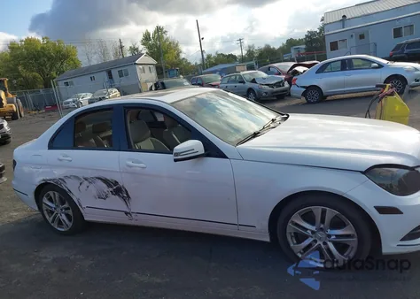 2013 Mercedes-Benz C 300 Luxury 4Matic/Sport 4Matic из США, поврежденный, VIN WDDGF8AB8DR286148